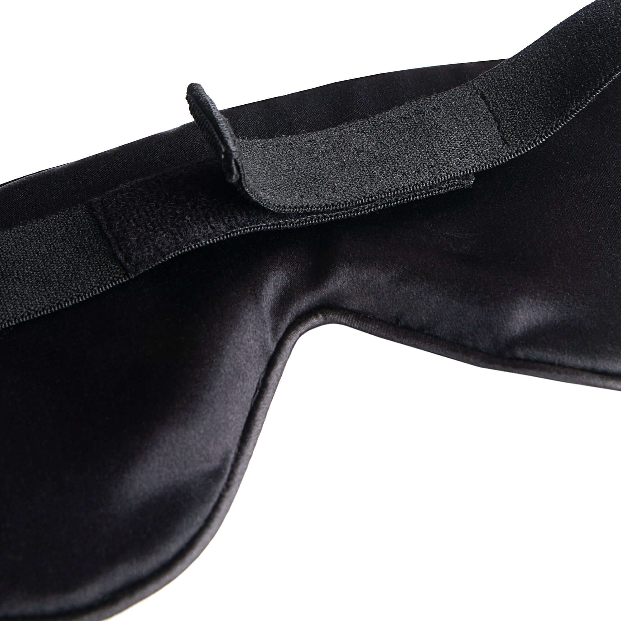Close-up of Quietstore silk sleep mask featuring a non-slip strap for comfort and deeper sleep.